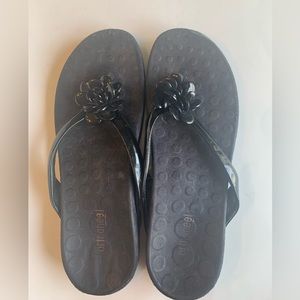 Vionic Black bead and patent Thong Sandal Orthoheel Sole Women’s Size 10
